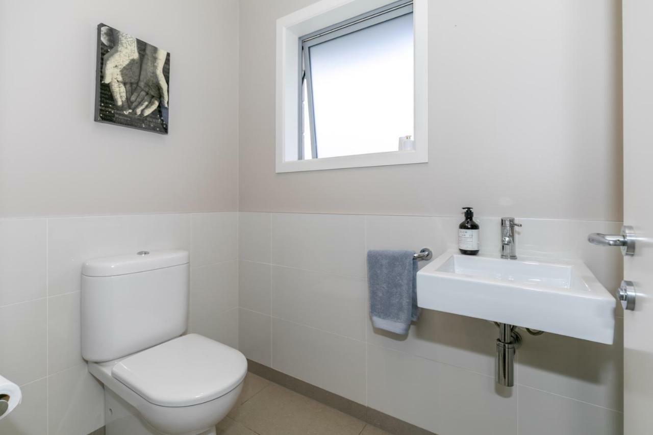 Spacious Modern Two-Bedroom Apartment Hamilton Exterior photo
