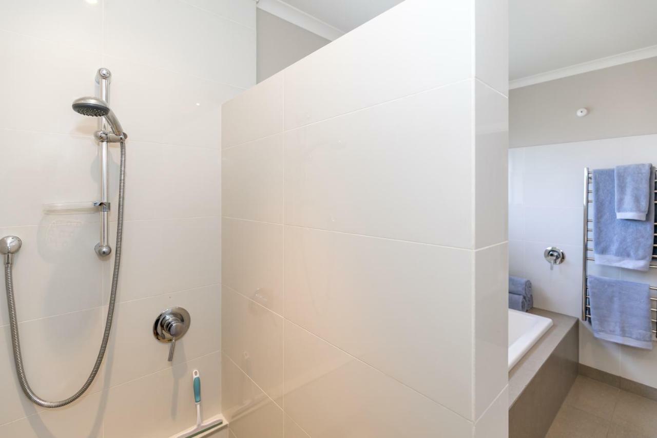 Spacious Modern Two-Bedroom Apartment Hamilton Exterior photo