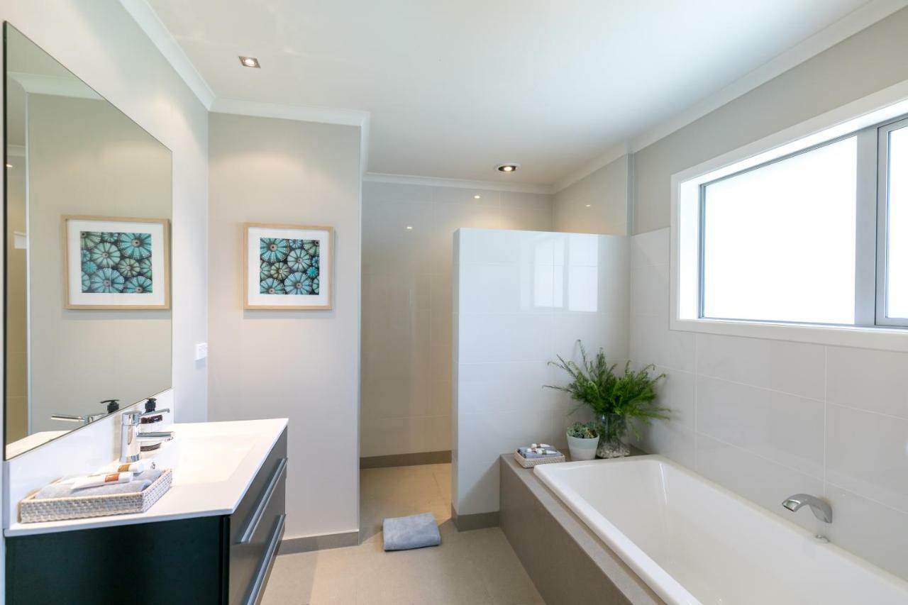 Spacious Modern Two-Bedroom Apartment Hamilton Exterior photo